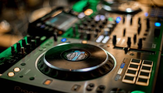 Professional Singers Trust Paris Music for High-Quality Backing Music Tracks